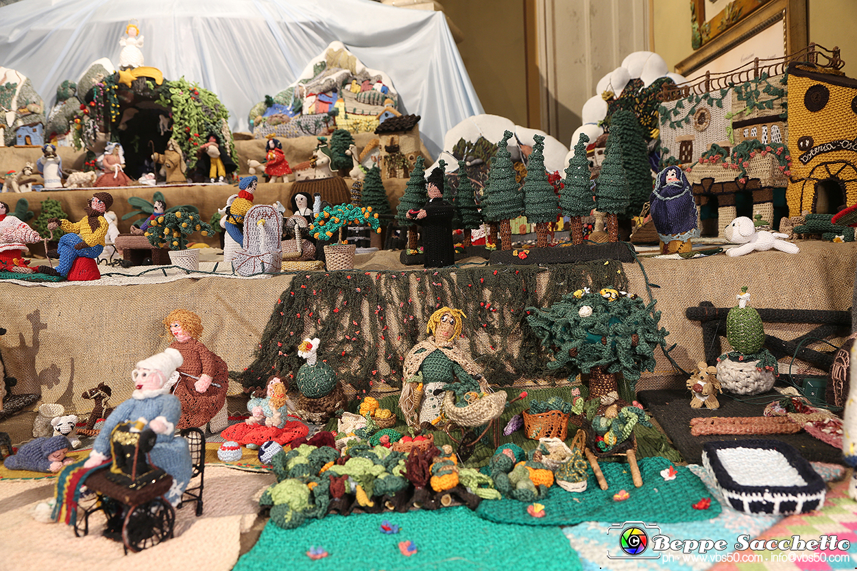 VBS_9126 - Presepio all'uncinetto Parrocchia SS. Cosma e Damiano.jpg